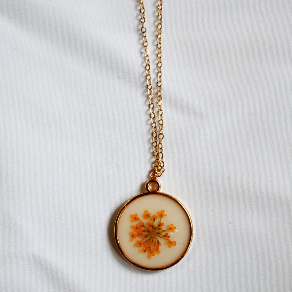 Flower motif resin necklace