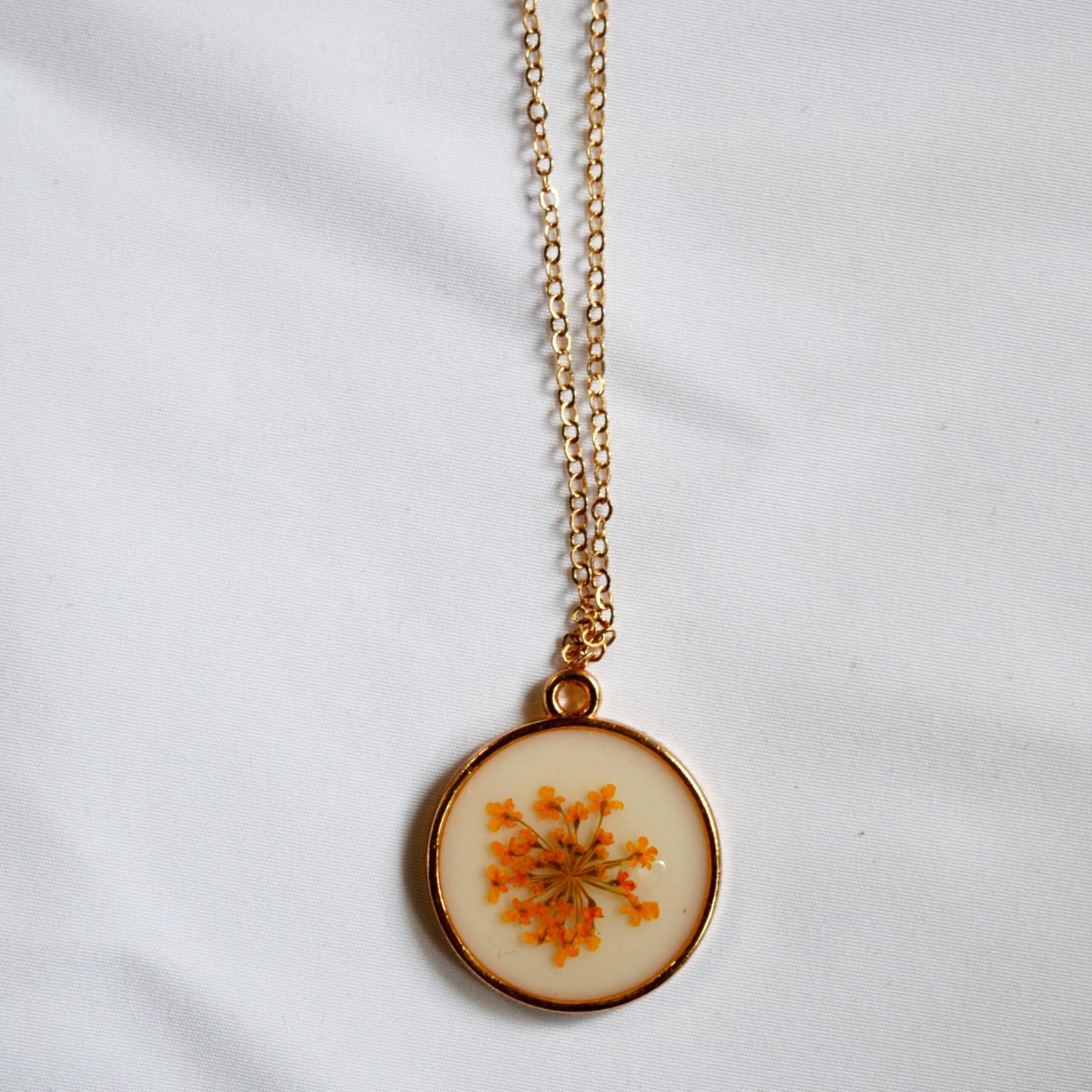 Flower motif resin necklace